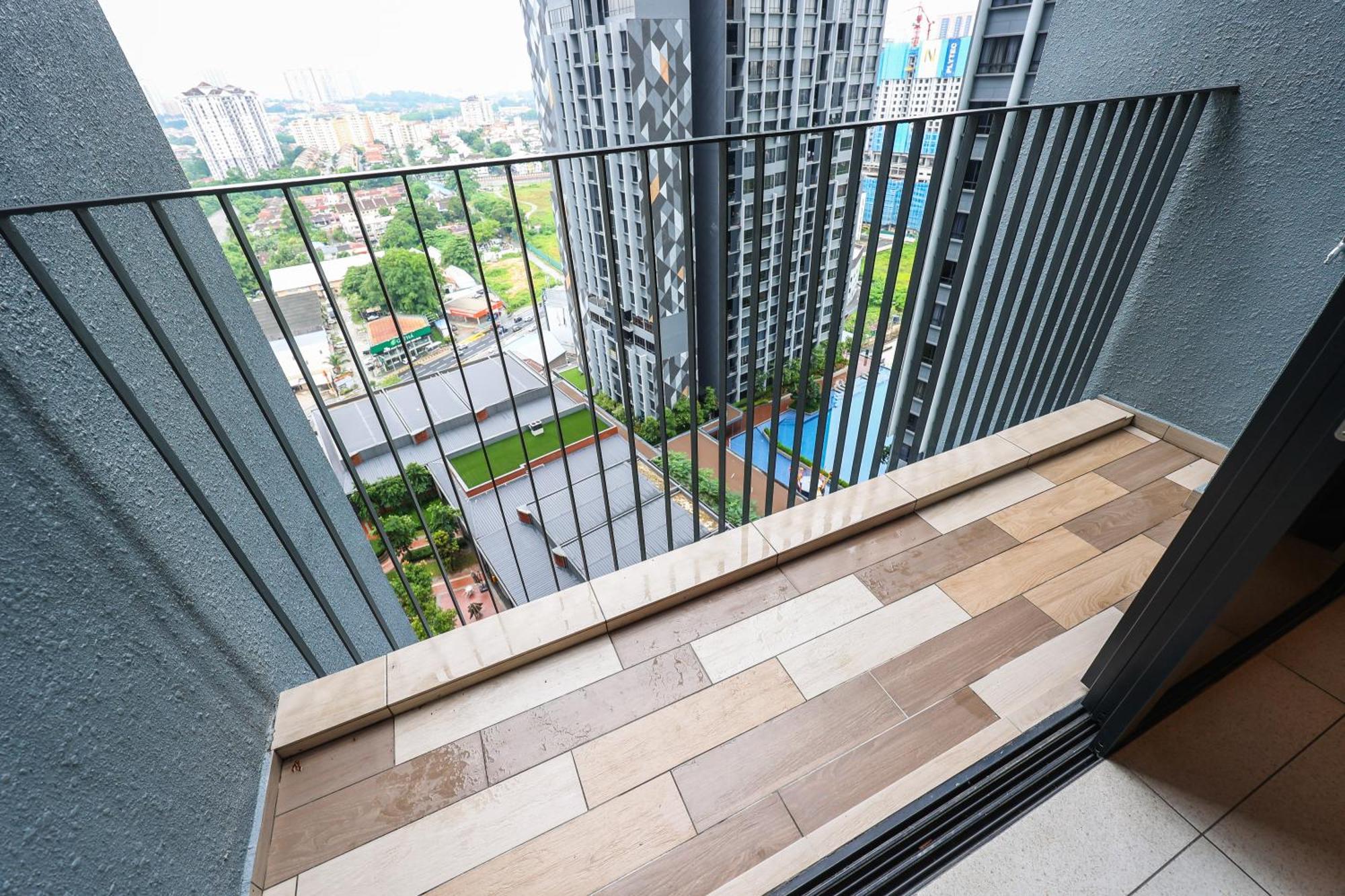 Millerz Square By Mykey Apartment Kuala Lumpur Exterior photo A balcony in a condominium