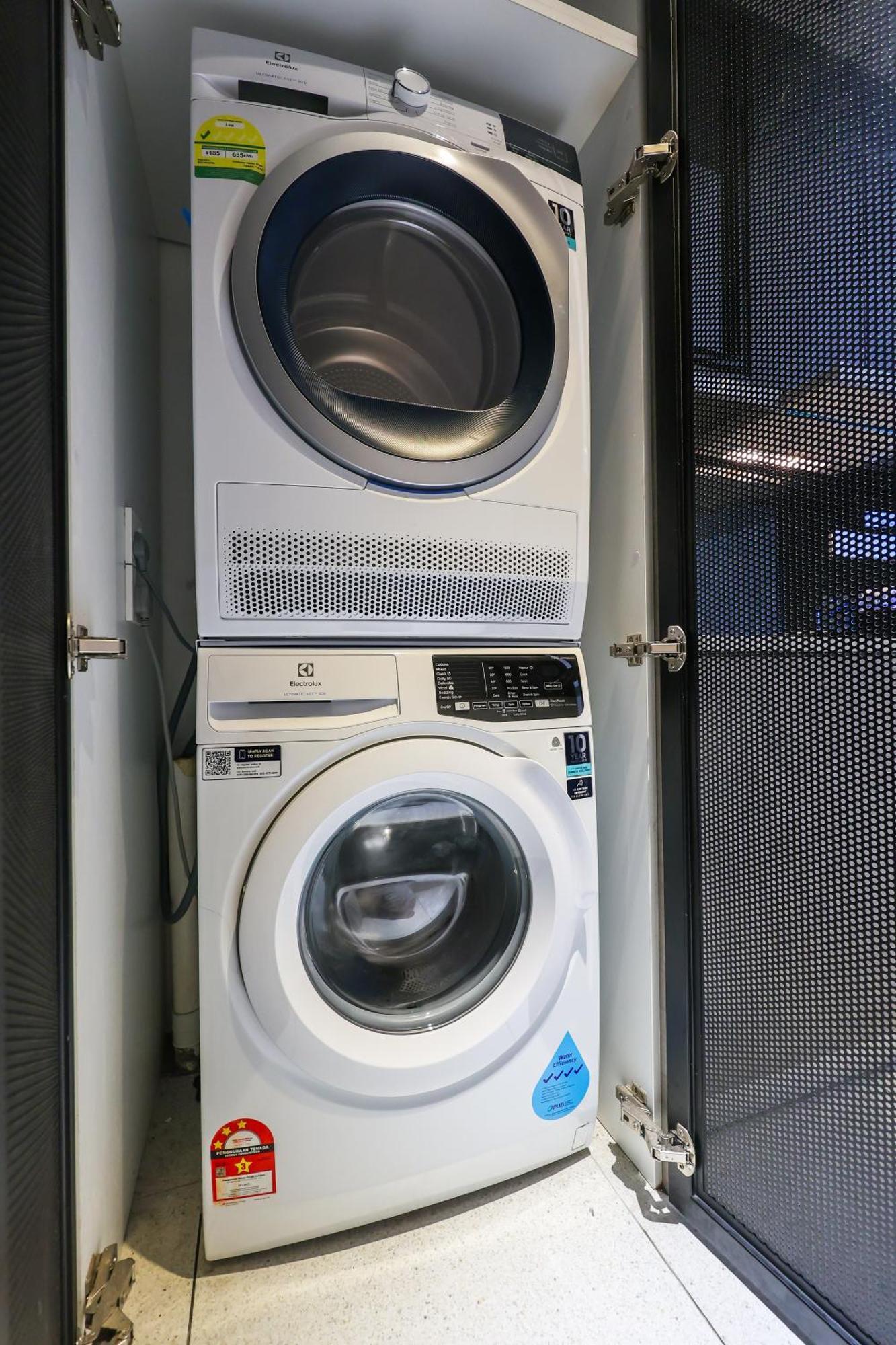 Millerz Square By Mykey Apartment Kuala Lumpur Exterior photo A clothes dryer (top) and a washing machine (bottom)