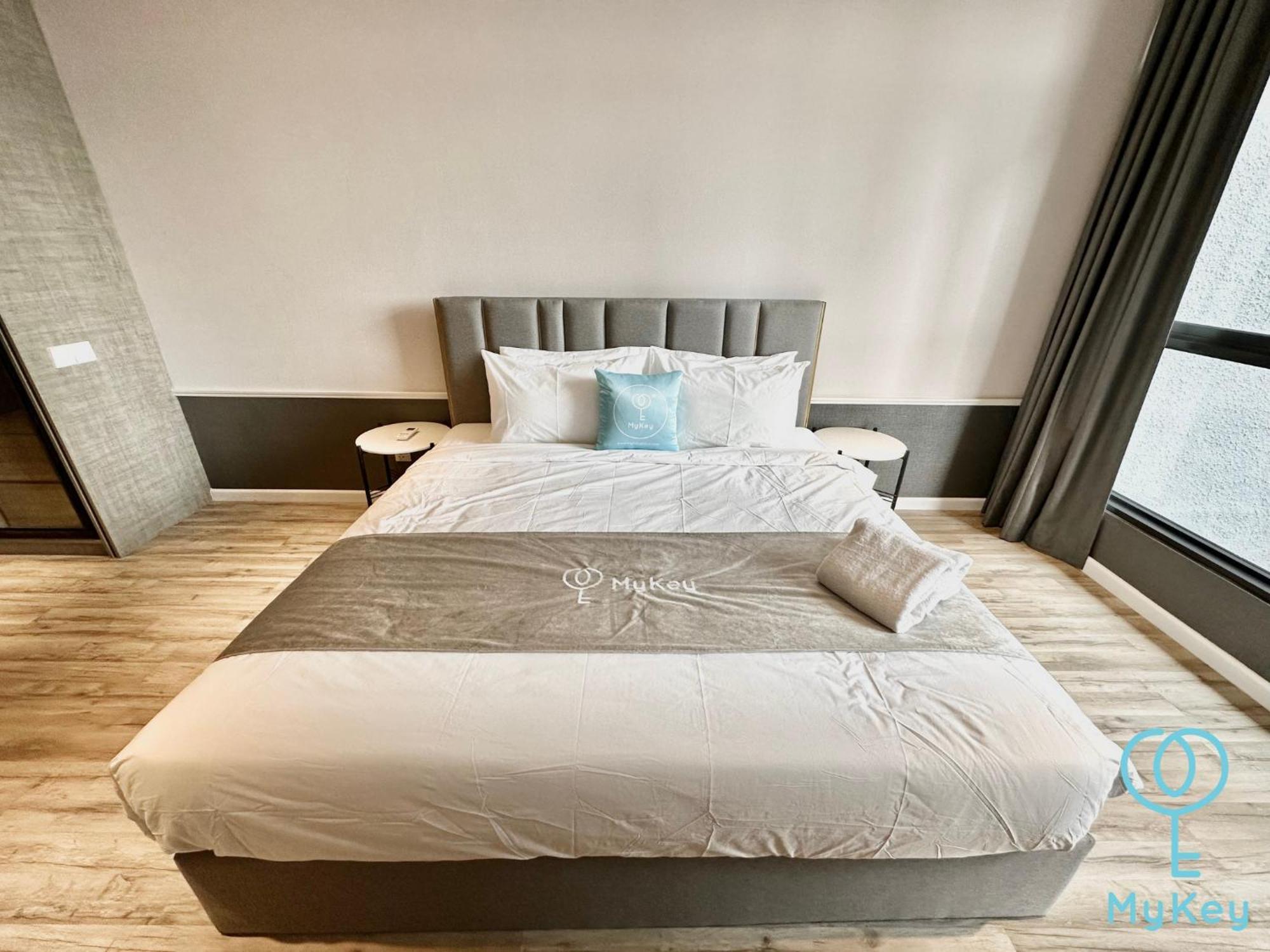Millerz Square By Mykey Apartment Kuala Lumpur Exterior photo A bedroom in a serviced apartment in Hong Kong